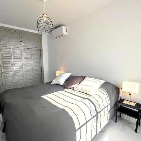 Сasa de vacaciones Beautiful 4 Bedroom Town House In Punta Lara Nerja