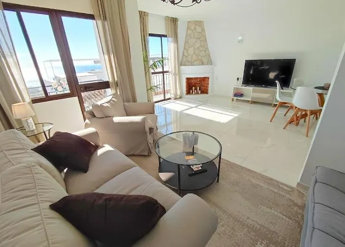 Beautiful 4 Bedroom Town House In Punta Lara ネルハ