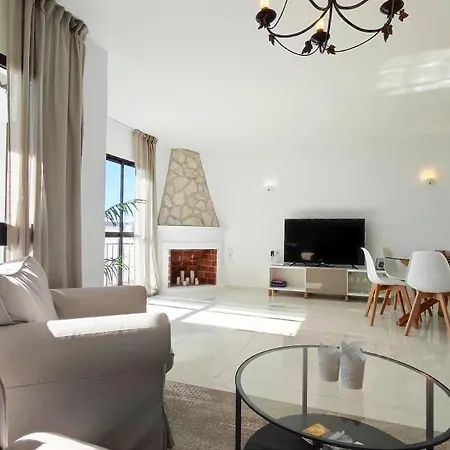 Beautiful 4 Bedroom Town House In Punta Lara بيت للعطل *
