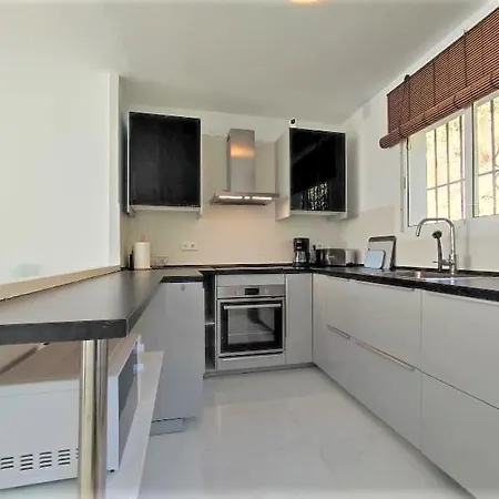 Beautiful 4 Bedroom Town House In Punta Lara 펜션
